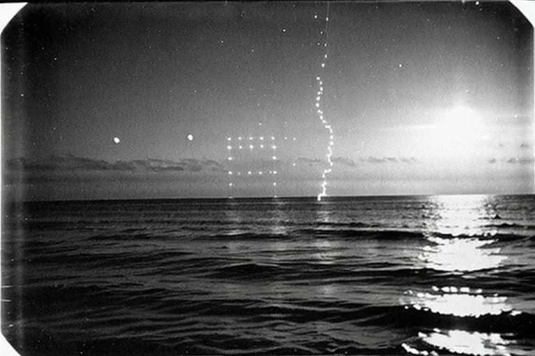 メキシコ、ロス・カボス沖、海上での無音発光体出現と電子機器異常、消失事案